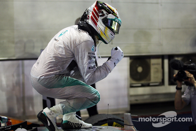 Vencedor da corrida Lewis Hamilton, Mercedes AMG F1 W05 celebra no parc ferme