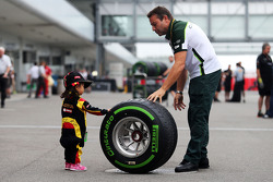 Junger Fan mit Pirelli-Reifen