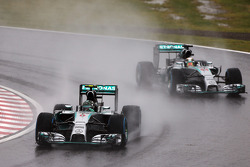 Nico Rosberg, Mercedes AMG F1 W05 ve takım arkadaşı Lewis Hamilton, Mercedes AMG F1 W05