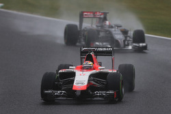 Jules Bianchi, Marussia F1 Team MR03 devant Adrian Sutil, Sauber C33
