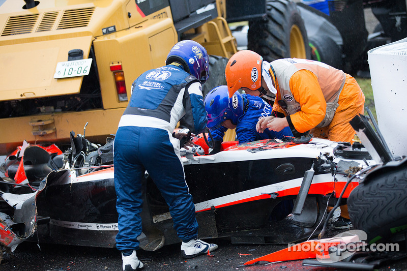 Equipe de segurança trabalha após o acidente de Jules Bianchi, Marussia F1 Team