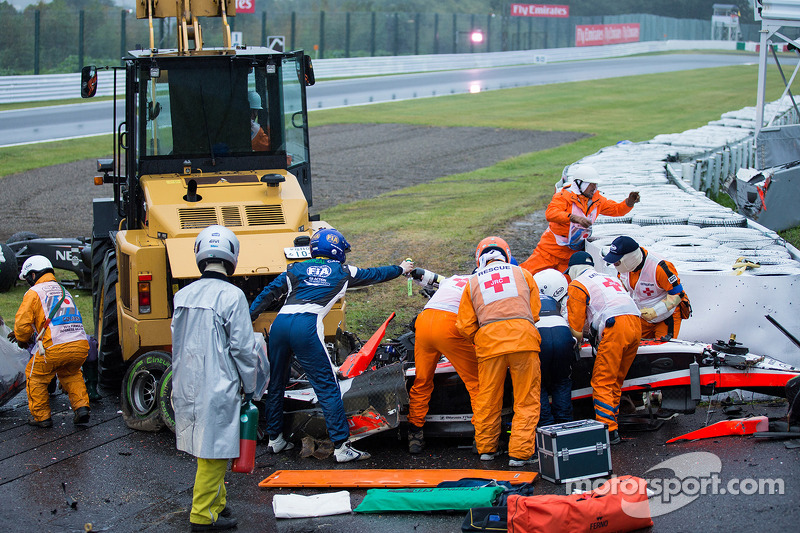 Equipo de seguridad en el trabajo después del accidente de Jules Bianchi, Marussia F1 Team
