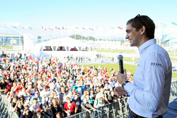Vitaly Petrov dans la fanzone
