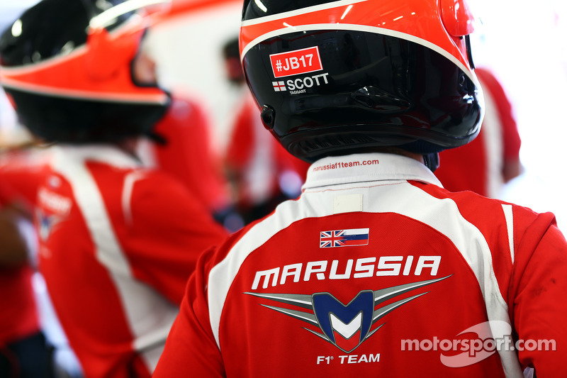 Marussia F1 Team; mecânico carrega a hashtag #JB17 como uma mensagem de apoio para Jules Bianchi