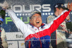 Yoshiaki Kinoshita, Presidente del equipo celebra
