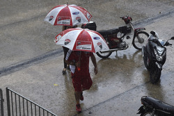 Membres de l'équipe Ducati pendant la pluie