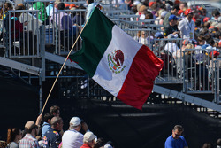 Drapeau mexicain agité par les fans