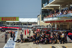 Daniil Kvyat, Scuderia Toro Rosso STR9 in the pits