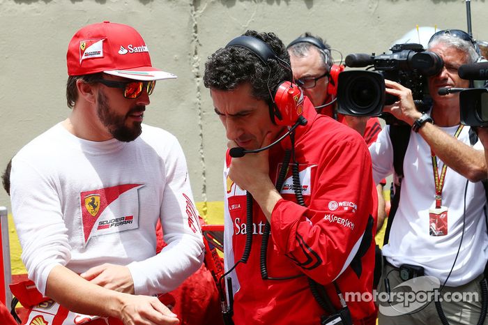Fernando Alonso, Ferrari, con Andrea Stella,ingeniero de carrera de Ferrari, en la parrilla