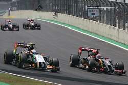 Sergio Perez, Sahara Force India F1 VJM07; Romain Grosjean, Lotus F1 E22