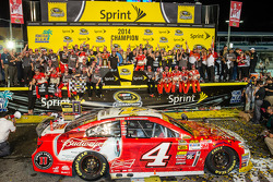 Vencedor da corrida e 2014 NASCAR Sprint Cup series campeão Kevin Harvick, Stewart-Haas Racing Chevrolet celebra com Tony Stewart, DeLana Harvick, Gene Haas e toda a equipe