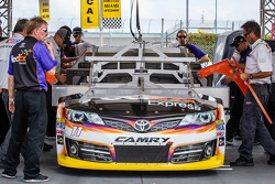 Coche de Denny Hamlin, Joe Gibbs Racing Toyota en la inspección técnica