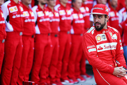 Fernando Alonso, Ferrari, tijdens een teamfoto