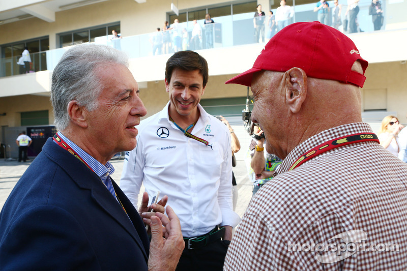 (Esquerda para direita): Piero Ferrari, vice-presidente da Ferrari, com Toto Wolff, sócio e diretor 