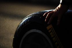 Pirelli, llantas siendo lavadas