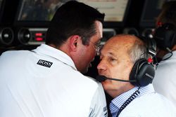(I a D): Eric Boullier, director de McLaren Racing, con Ron Dennis, gerente de McLaren