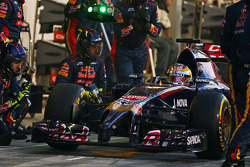 Jean-Eric Vergne, Scuderia Toro Rosso STR9 en los pits
