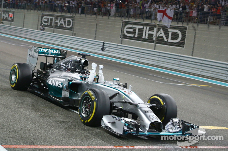 Lewis Hamilton, Mercedes AMG F1, cruza a linha de chegada para vencer e levar o mundial de 2014