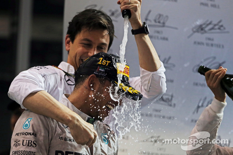 Vencedor da corrida e campeão do mundo Lewis Hamilton, Mercedes AMG F1 celebra no pódio