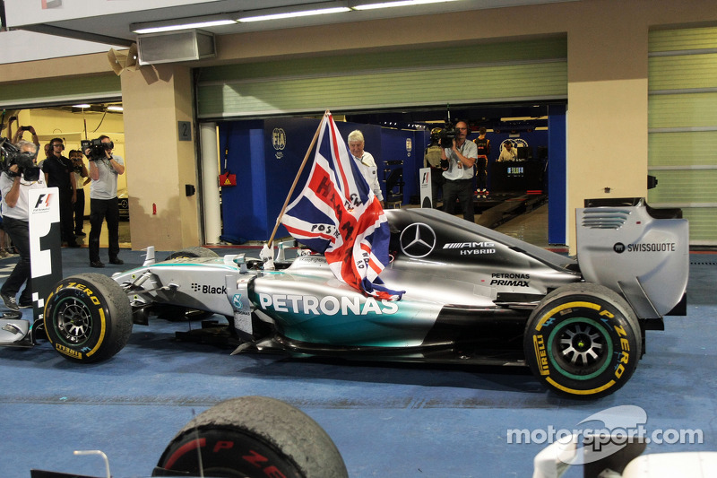 El ganador  y campeón del mundo Lewis Hamilton, Mercedes AMG F1 W05 celebra en parc ferme