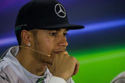 (I a D: El ganador de la carrera y campeón del mundo Lewis Hamilton, Mercedes AMG F1, en la conferencia de prensa de la FIA