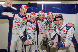 Alexander Wurz, Anthony Davidson, Stéphane Sarrazin, Mike Conway, Sebastien Buemi, Toyota Racing celebram títulos de pilotos e construtores de 2014