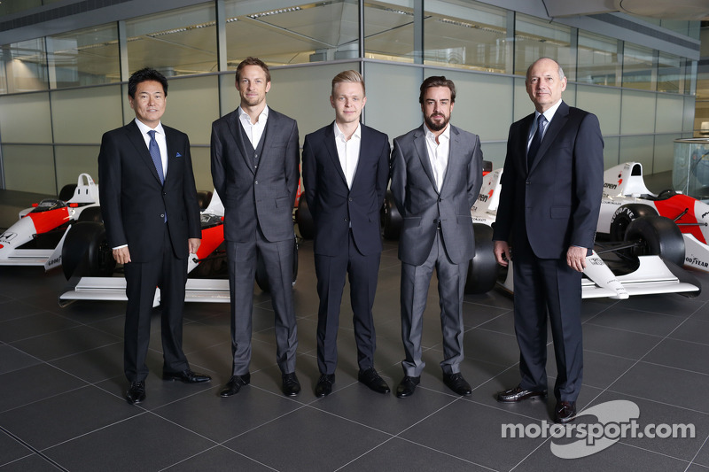 Ясухіса Араї, голова Honda Motorsport, Дженсон Баттон, Кевін Магнуссен, Фернандо Алонсо та Рон Денніс