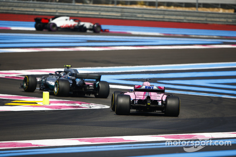 Valtteri Bottas, Mercedes AMG F1 W09, y Sergio Perez, Force India VJM11