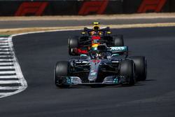 Lewis Hamilton, Mercedes AMG F1 W09, voor Max Verstappen, Red Bull Racing RB14