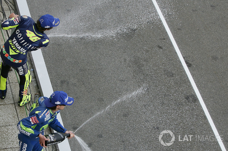 Podium: race winner Valentino Rossi, second place Sete Gibernau