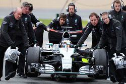 Lewis Hamilton, con el Mercedes AMG F1 W06, es empujado a pits por sus mecánicos