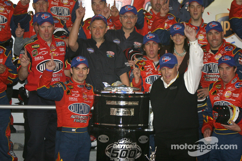 Victory lane: ganador de la carrera Jeff Gordon celebra con Rick Hendrick y su equipo