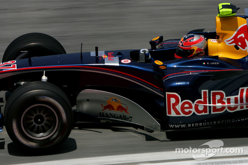 A primeira mudança aconteceu em 2005, antes mesmo da Toro Rosso existir. A Red Bull chegou a substituir Christian Klien por Vitantonio Liuzzi em quatro etapas daquela temporada.