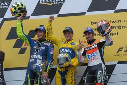 Podio: ganador de la carrera Alex Barros, Valentino Rossi y Max Biaggi