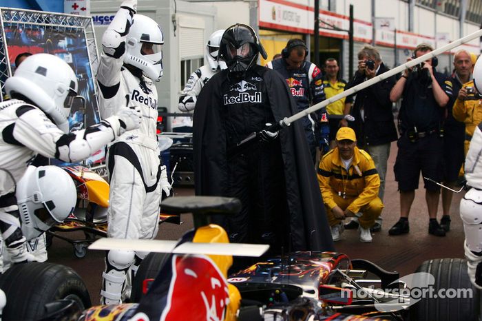 Practican una para en pits de Red Bull Racing
