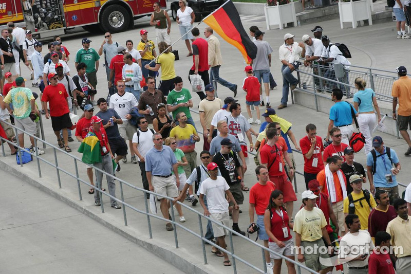 Fans dejan la pista antes de la final de la carrera