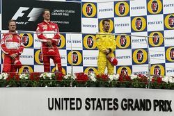 Podium : le vainqueur Michael Schumacher avec Rubens Barrichello et Tiago Monteiro