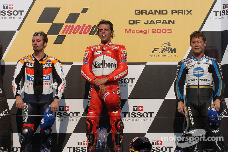 Podium : le vainqueur Loris Capirossi avec Max Biaggi et Makoto Tamada