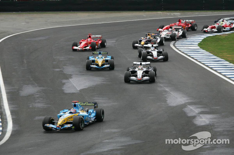 Start: Fernando Alonso, Renault, vor Juan Pablo Montoya, McLaren