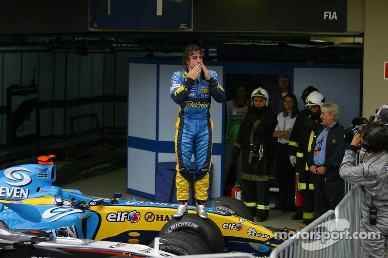 El Campeón del Mundo 2005, Fernando Alonso, celebra