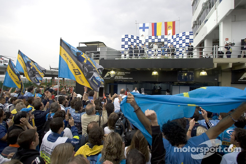 Podio: el ganador de la carrera Juan Pablo Montoya con Kimi Raikkonen y Fernando Alonso