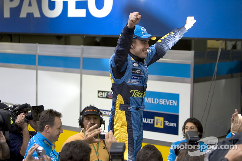 El Campeón del Mundo 2005, Fernando Alonso, celebra