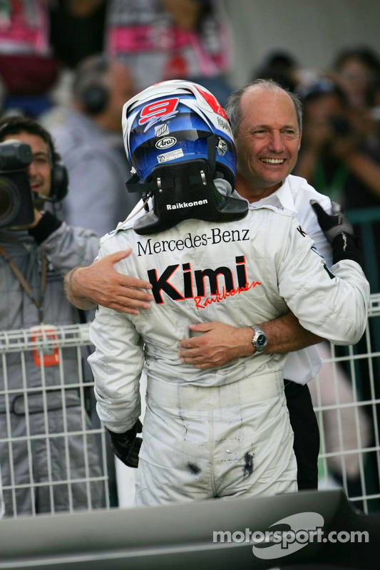 Ganador de la carrera Kimi Raikkonen celebra con Ron Dennis