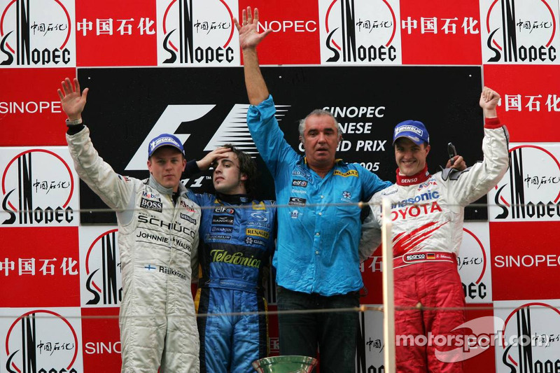 Podium: race winner Fernando Alonso with Kimi Raikkonen and Flavio Briatore and Ralf Schumacher