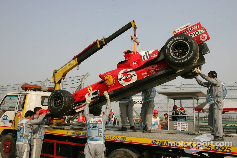 El Ferrari de Michael Schumacher después de su vuelta