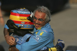 Ganador de la carrera Fernando Alonso celebra con Flavio Briatore