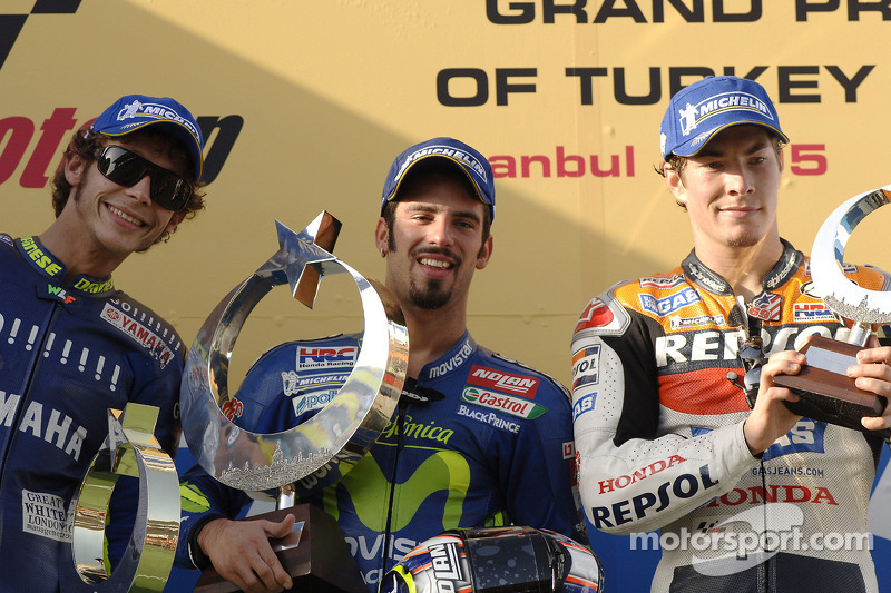 Podium: winnaar Marco Melandri met Valentino Rossi en Nicky Hayden