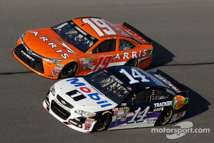 Tony Stewart, Stewart-Haas Chevrolet y Carl Edwards, Joe Gibbs Racing Toyota