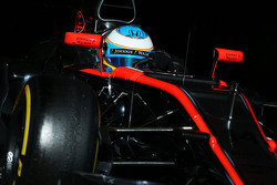 Fernando Alonso, McLaren MP4-30 deixa os boxes