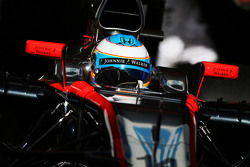 Fernando Alonso, McLaren MP4-30 deixa os boxes